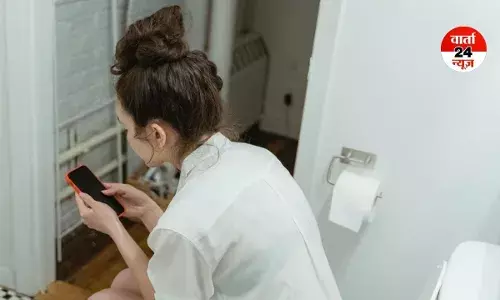 बाथरूम में न करें मोबाइल का इस्तेमाल! Piles से लेकर इन बीमारियों का बढ़ सकता है खतरा