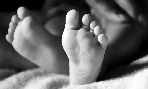 मासूम बेटे का मां से लिपटना बना काल: खौलता दूध गिरने से दर्दनाक मौत