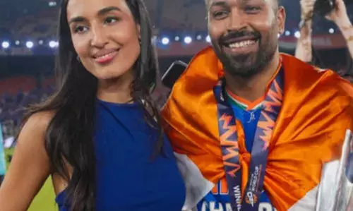 तिरंगा लपेटकर गर्लफ्रेंड के साथ लेटना पांड्या को पड़ा भारी! थाने में शिकायत दर्ज