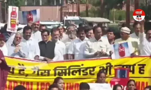 LPG गैस सिलेंडर की देश भर में कमी को लेकर संसद परिसर में विपक्ष का विरोध प्रदर्शन! सरकार ने की यह अपील