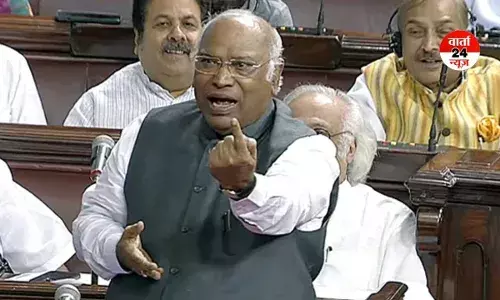 क्या सरकार सचमुच उनकी सुरक्षा सुनिश्चित करना चाहती है? फारूक अब्दुल्ला पर हुए हमले के बाद सियासत तेज! मल्लिकार्जुन खरगे ने बीजेपी पर लगाया बड़ा आरोप