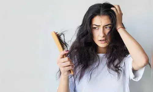महिलाओं में ज्यादा बाल झड़ना क्या देता है किसी बीमारी का संकेत! इन लक्षणों से पहचानें