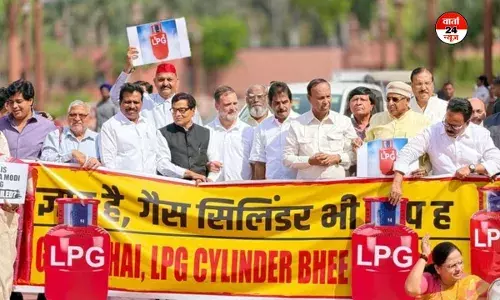 बीजेपी मुख्यालय के बाहर LPG  गैस संकट को लेकर कांग्रेस का विरोध प्रदर्शन, चूल्हे पर सेंकी रोटी