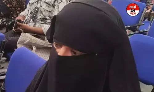 पत्नी को सामने बैठाकर पति अपनी सगी बहन से करता है SEX , पुलिस ने नहीं सुनी तो राष्ट्रीय महिला आयोग से लगाई गुहार