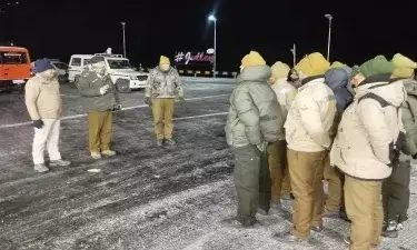 मनाली में बर्फबारी का कहर: एक हजार गाड़ियां फंसी, सड़क पर डाली जा रही मिट्टी... मनाली में बर्फबारी का कहर: एक हजार गाड़ियां फंसी, सड़क पर डाली जा रही मिट्टी...