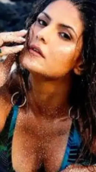 हर सीन में मुझे ब्रा में दिखाना था....जरीन खान ने अक्सर 2 के डायरेक्टर की खोल दी पोल! जानें क्या कहा हर सीन में मुझे ब्रा में दिखाना था....जरीन खान ने अक्सर 2 के डायरेक्टर की खोल दी पोल! जानें क्या कहा