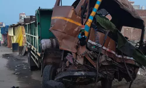 गाजियाबाद : गढ़ी कटैया कट अंडरपास पर तेज रफ्तार दो ट्रक आपस में भिड़े, 2 की मौत, तीन से अधिक घायल