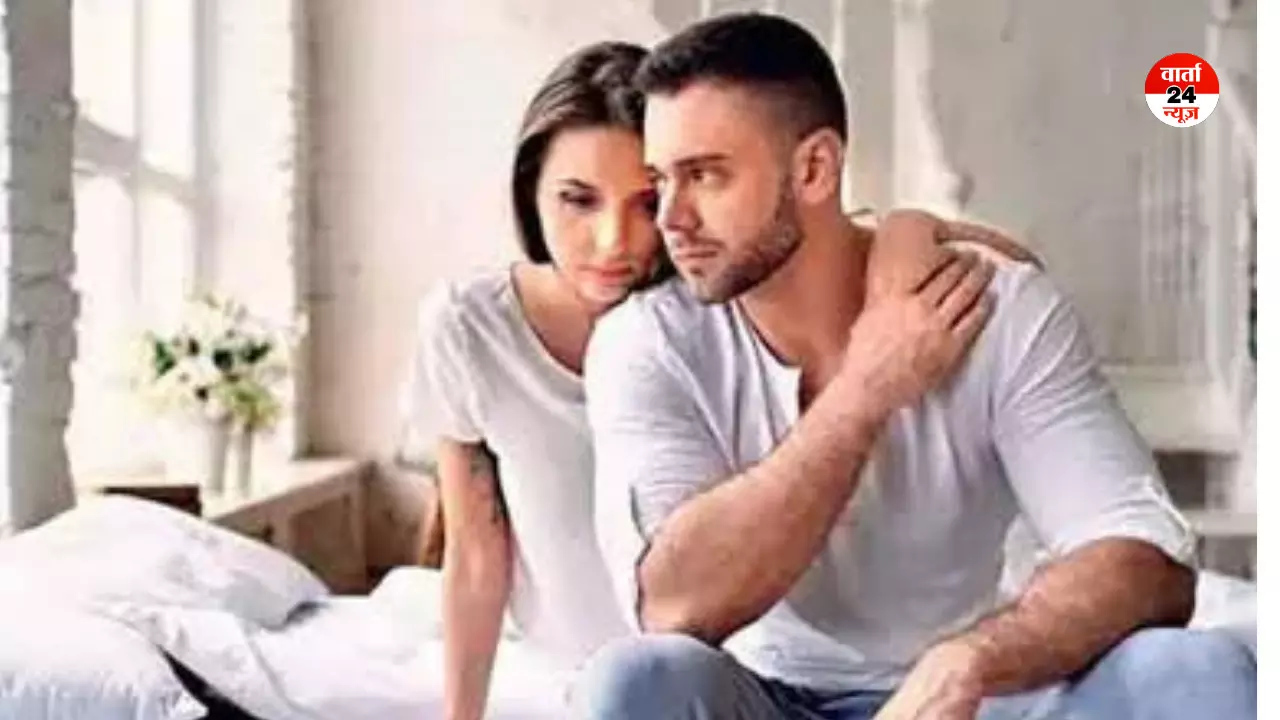 पति-पत्नी के रिश्ते में पारदर्शिता कभी- कभी बन जाती है विवाद की वजह! इन बातों को पार्टनर से भूल कर भी ना करें शेयर पति-पत्नी के रिश्ते में पारदर्शिता कभी- कभी बन जाती है विवाद की वजह! इन बातों को पार्टनर से भूल कर भी ना करें शेयर