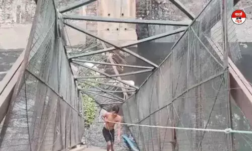 DELHI:  अब तो देश की राजधानी की सिस्टम ने ली एक महिला की जान, राह चलती महिला के ऊपर गिर गया लोहे का पुल, जानें पूरा मामला