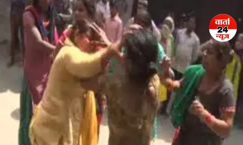 ब्लाउज को लेकर महिलाओं में हुई हाथापाई, फिर पुरुषों ने भी जमकर बरसाई लाठियां...घटना जानकर हो जाएंगे हैरान ब्लाउज को लेकर महिलाओं में हुई हाथापाई, फिर पुरुषों ने भी जमकर बरसाई लाठियां...घटना जानकर हो जाएंगे हैरान