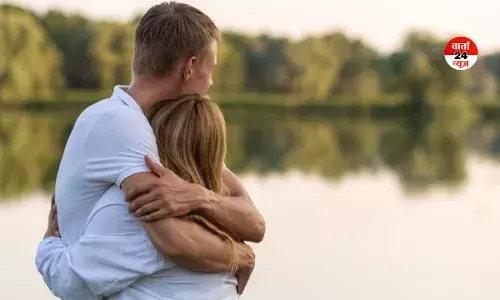 प्यार में किसी तीसरे व्यक्ति के आने पर क्यों होती है जलन! जानें क्या असुरक्षा की भावना की वजह से होता है ऐसा या कुछ और...