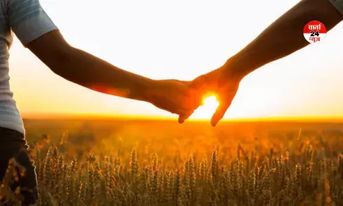 पार्टनर का हाथ पकड़कर चलने से क्यों मिलता है सुकून! जानें कैसे होता है दिल की धड़कन का तालमेल पार्टनर का हाथ पकड़कर चलने से क्यों मिलता है सुकून! जानें कैसे होता है दिल की धड़कन का तालमेल