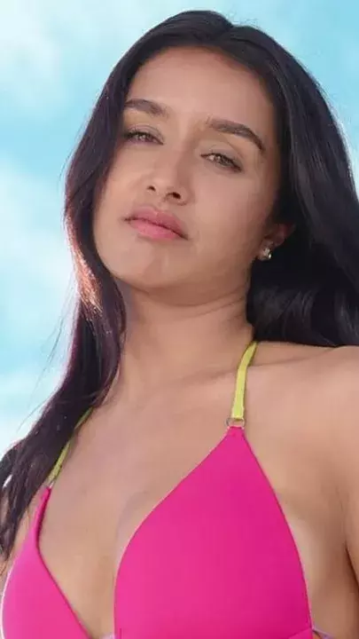 बबली एक्ट्रेस श्रद्धा कपूर ने अपने क्यूटनेस से फैंस का जीता दिल, जानें किन फिल्मों में आएंगी नजर...