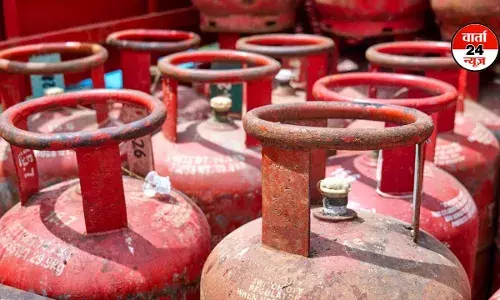 LPG सिलेंडर बुकिंग नियमों में कोई बदलाव नहीं किया गया है... जानें केंद्र सरकार ने किन खबरों को बताया झूठ!