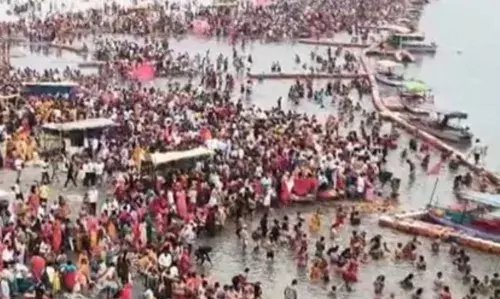 Ramnavami: अयोध्या में उमड़ पड़ा आस्था का सैलाब! सरयू में स्नान करके श्रद्धालुओं ने किए रामलला के दर्शन