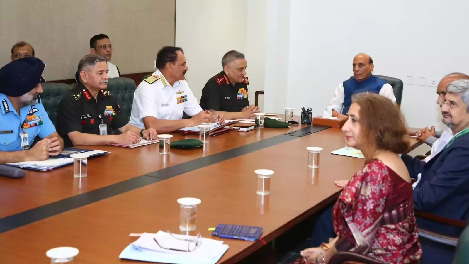 मिडिल ईस्ट संकट पर राजनाथ सिंह की वरिष्ठ मंत्रियों के साथ बैठक शुरू मिडिल ईस्ट संकट पर राजनाथ सिंह की वरिष्ठ मंत्रियों के साथ बैठक शुरू