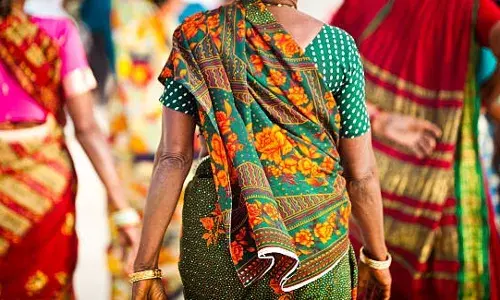 पहले दिया लालच, फिर जबरन खींचा, बच्चा चोरी की कोशिश करने वाली महिला के बैग मिली नशीली दवाइयां, जानें पूरा मामला...