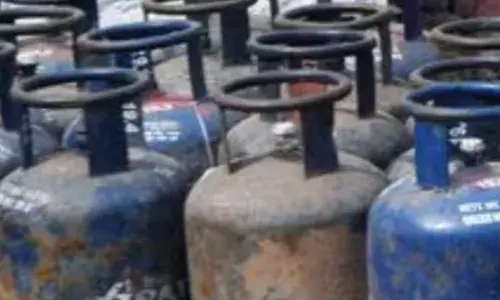 आज से 19 किलो के कमर्शियल एलपीजी सिलेंडर और हुए महंगे, जानें अब नई कीमत
