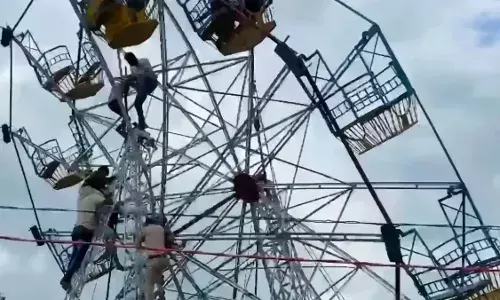 कुशीनगर मेले में बड़ा हादसा, दुर्गा मंदिर परिसर में झूला टूटा, 30 घायल… 10 की हालत नाजुक