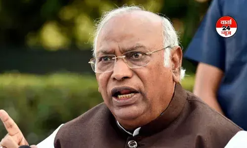 सरकार की गलत विदेश नीति की वजह से लोग तेल-गैस की लंबी कतारों में फंसे हुए हैं... केन्द्र पर खरगे का वार