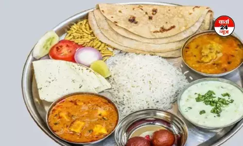 क्या आप भी घर में भोजन देते समय थाली में परोस देते हैं तीन रोटियां? जानें वास्तु नियम