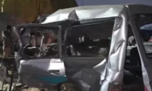 Accident: तेज रफ्तार मिनी ट्रक और वैन की टक्कर, तीन लोगों की मौत, 8 से अधिक घायल