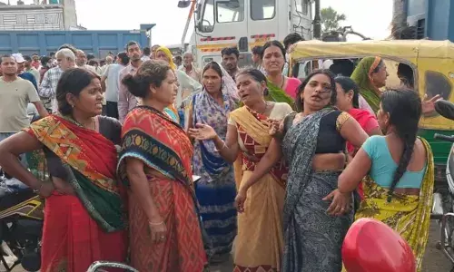 हॉस्टल से आई खबर तो दौड़े परिजन... 5 साल का मासूम लहूलुहान हालत में तड़प रहा था, ग्रामीणों ने लगाया जाम, हंगामा हॉस्टल से आई खबर तो दौड़े परिजन... 5 साल का मासूम लहूलुहान हालत में तड़प रहा था, ग्रामीणों ने लगाया जाम, हंगामा