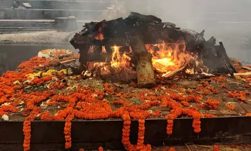 अंतिम संस्कार के समय शव के सिर पर क्यों मारा जाता है तीन बार डंडा, जानें क्या होती है कपाल क्रिया