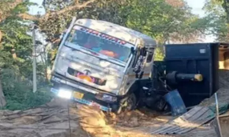 निर्माणाधीन पुल पर बजरी से भरा ट्रक पलटा, टेंट में सो रहे पांच लोगों पर गिरा, तीन की मौत