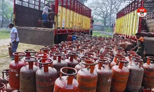 भले ही आपको सिलेंडर न मिल रहा हो लेकिन सरकार ने आज फिर किया दावा-LPG की सप्लाई सामान्य है
