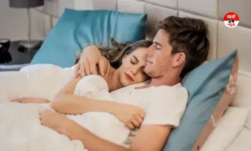 पति-पत्नी के बीच बेडरूम की बातें दोस्तों को बताने से वैवाहिक जीवन आ सकती है मुसीबत, मजबूत रिश्ते के लिए इन बातों का रखें खास ध्यान